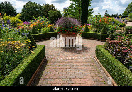 La salle de lecture et jardin RHS Hyde Hall, Essex. Banque D'Images