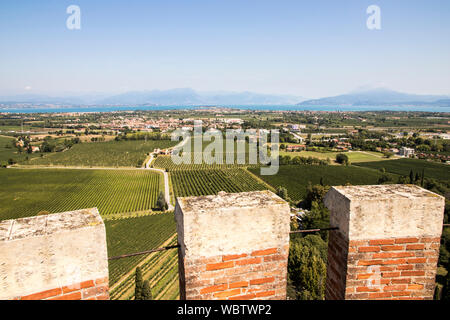 Desenzano del Garda, Italie. Vues de Sirmione et Le Lac de Garde depuis le haut de la monumentale tour commémorative à San Martino della Battaglia Banque D'Images