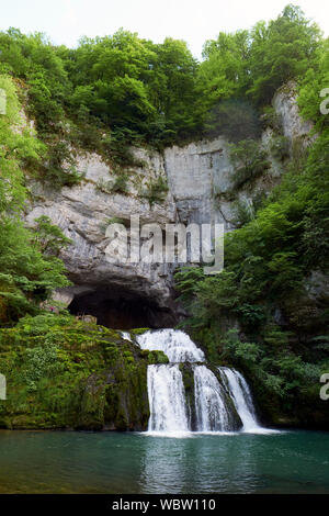 Source du Lison / la Lison printemps près de Nans-sous-Sainte Anne, Doubs, Franche-Comté, France Banque D'Images