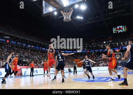 Ningbo, province de Zhejiang en Chine. Août 27, 2019. Sergio Llull (haut) d'Espagne pousses durant la International 2019 Tournoi de basket-ball des hommes entre l'Espagne et l'Argentine à Ningbo, province de Zhejiang, Chine orientale, le 27 août, 2019. Credit : Huang Zongzhi/Xinhua/Alamy Live News Banque D'Images