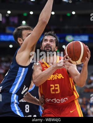 Ningbo, province de Zhejiang en Chine. Août 27, 2019. Sergio Llull (R) de l'Espagne va pour le panier au cours de l'International 2019 Tournoi de basket-ball des hommes entre l'Espagne et l'Argentine à Ningbo, province de Zhejiang, Chine orientale, le 27 août, 2019. Credit : Huang Zongzhi/Xinhua/Alamy Live News Banque D'Images