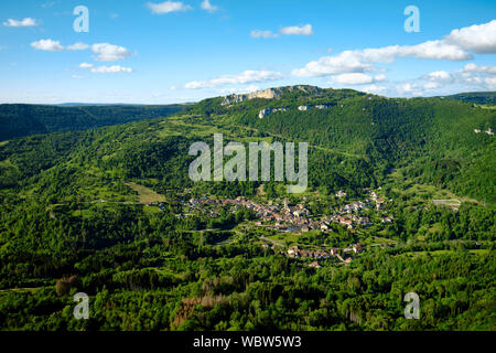 La haute vallée de la Loue paysage calcaire et Mouthier-Haute-Pierre village vu du point de vue du Moine à Renedale Doubs France Banque D'Images