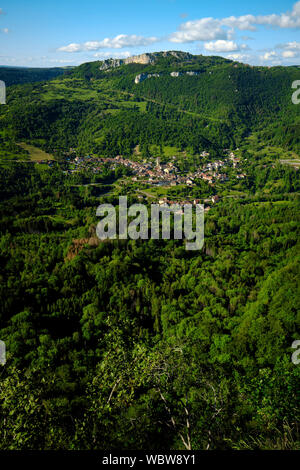 La haute vallée de la Loue paysage calcaire et Mouthier-Haute-Pierre village vu du point de vue du Moine à Renedale Doubs France Banque D'Images