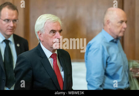 Londres, Royaume-Uni. 27 août 2019. Déclaration de chambre d'église réunion des dirigeants de l'opposition britannique et députés de signer une déclaration contre la fermeture du parlement par Boris Johnson MP PC Premier ministre. John McDonnell, le poste de travail, arrive à la réunion (centre) Ian Crédit DavidsonAlamy Live News Banque D'Images