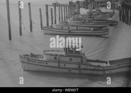 Le noir et blanc des images d'avant-garde des travailleurs à Steveston projetée sur une feuille de tissu froissé Banque D'Images