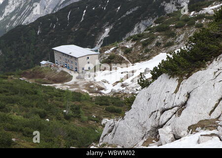 Mountain lodge Pietro Galassi au milieu de l'Alpes Dolomites italiennes. Vue sur le refuge de l'extérieur Banque D'Images