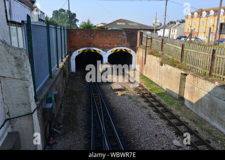 Entrée d'un tunnel sur un chemin de fer à voie étroite. Banque D'Images