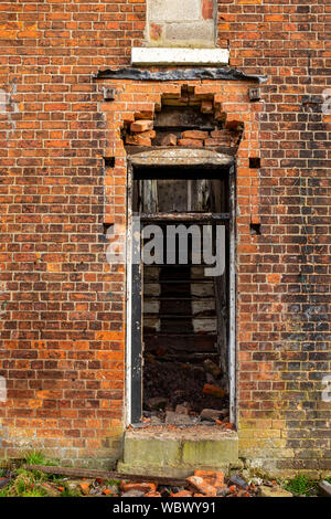 Porte avant pour maison abandonnée UK Banque D'Images