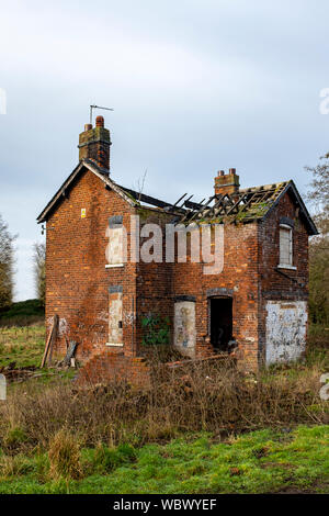 Maison de ferme à l'abandon murée dans Cheshire UK Banque D'Images