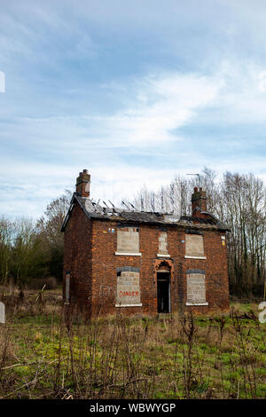 Maison de ferme à l'abandon murée dans Cheshire UK Banque D'Images