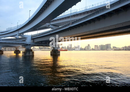 Rampe d'accès au pont en arc-en-ciel, Odaiba, Tokyo, région du Kanto, Honshu, Japan Banque D'Images