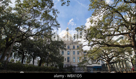 L'Hôtel de ville et la rue de la rivière de Savannah, Géorgie Banque D'Images