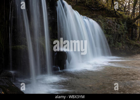 Sgwd Ddwli Uchaf, cascade, près de la rivière, Ystradfelte Neath, parc national de Brecon Beacons, Pays de Galles, Banque D'Images