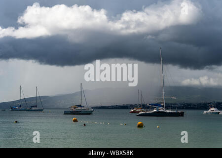 Trois-Ilets, Martinique, FR - 22 août 2019 : fortes pluies plus Fort-De-France et de Montagne Pellee volcan. Banque D'Images