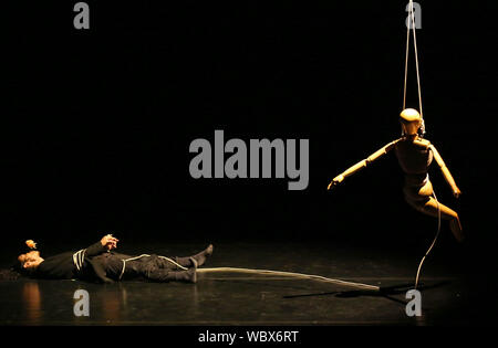 Shanghai, Chine. Août 27, 2019. Un artiste exécute la danse à la Biennale de Danse contemporaine de la Chine à Shanghai, la Chine orientale, le 27 août 2019. Les cinq jours de la Biennale de Danse contemporaine de la Chine a débuté à Shanghai mardi. Ren : crédit de Long/Xinhua/Alamy Live News Banque D'Images