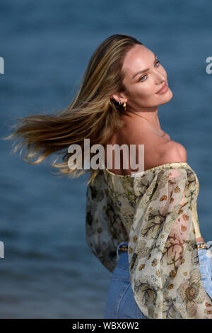 Venise, Italie. Août 27, 2019. 76e Festival du Film de Venise 2019, top model Candice Swanepoel pose sur Excelsior beach hostel présenté : Candice Swanepoel : Crédit Photo Agency indépendante/Alamy Live News