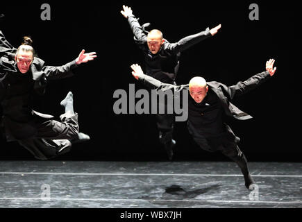 Shanghai, Chine. Août 27, 2019. Artistes jouent la danse à la Biennale de Danse contemporaine de la Chine à Shanghai, la Chine orientale, le 27 août 2019. Les cinq jours de la Biennale de Danse contemporaine de la Chine a débuté à Shanghai mardi. Ren : crédit de Long/Xinhua/Alamy Live News Banque D'Images