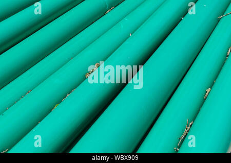 Close-up de tuyaux verts empilés at construction site pour l'installation sanitaire Banque D'Images