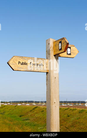 Un panneau indiquant sentier public et Norfolk Coast Path dans North Norfolk au Wells-next-the-Sea, Norfolk, Angleterre, Royaume-Uni, Europe. Banque D'Images