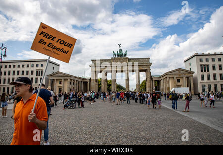 Les touristes, les visiteurs de la porte de Brandebourg, offre pour une visite gratuite en espagnol, Berlin Banque D'Images