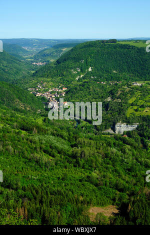 La haute vallée de la Loue paysage calcaire et village de lods vue depuis le belvédère de Renédale dans Renedale Doubs France Banque D'Images