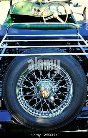 La préservation du véhicule Blackpool group show au parc Stanley, Blackpool. Roue de secours à l'arrière de voiture MG Banque D'Images