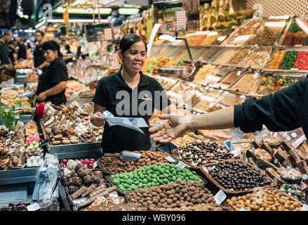 Vendeur de bonbons dans le marché de la boqueria, Barcelone, Espagne. Banque D'Images