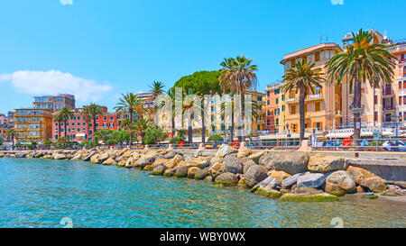 Rapallo, Italie - 1 juillet 2019 : vue panoramique sur front de mer dans la ville de Rapallo, Ligurie Banque D'Images