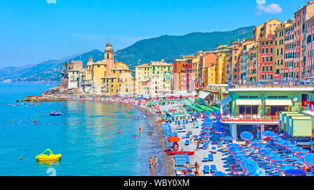 Camogli, Gênes, Italie - 3 juillet 2019 : : plage avec des personnes au repos et le front de mer à Camogli près de Genoa city aux beaux jours de l'été, Ligurie Banque D'Images