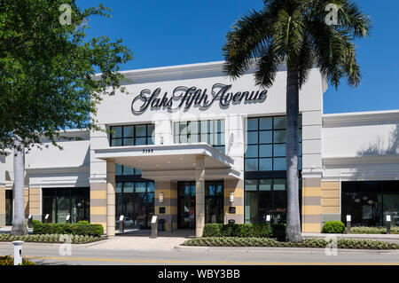 Saks Fifth Avenue store extérieur, Waterside Shops, Naples, Florida, USA. Banque D'Images