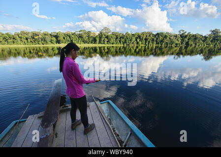 La pêche de piranha à ventre jaune sur le lac Tres Chimbadas, rivière Tambopata, Amazonie péruvienne Banque D'Images