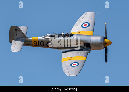 Hawker Sea Fury T.20 Seconde Guerre mondiale avion de chasse volant à l'enfants dans le besoin peu Gransden Air & Car Show show aérien, au Royaume-Uni. Banque D'Images