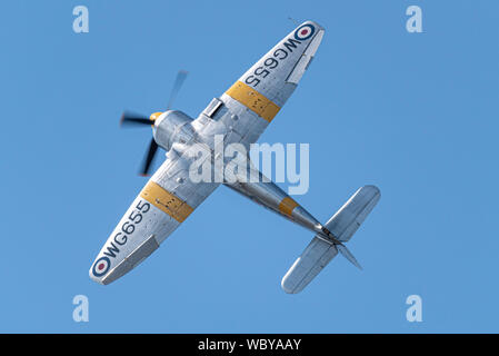 Hawker Sea Fury T.20 Seconde Guerre mondiale avion de chasse volant à l'enfants dans le besoin peu Gransden Air & Car Show show aérien, au Royaume-Uni. Banque D'Images