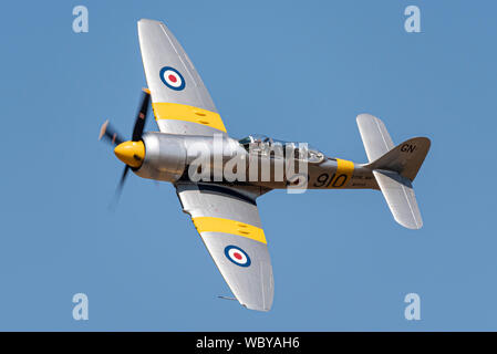 Hawker Sea Fury T.20 Seconde Guerre mondiale avion de chasse volant à l'enfants dans le besoin peu Gransden Air & Car Show show aérien, au Royaume-Uni. Banque D'Images