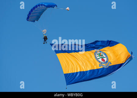 L'équipe de démonstration de parachutisme de l'armée des Tigres de parachutiste à l'immense drapeau les enfants dans le besoin peu Gransden Air & Car Show show aérien, au Royaume-Uni. Banque D'Images