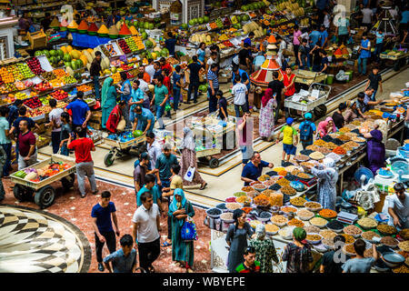 À l'intérieur de la salle principale du marché de Douchanbe, capitale du Tadjikistan Banque D'Images