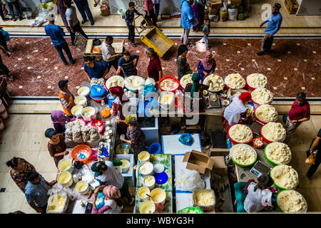 À l'intérieur de la salle du marché principal à Douchanbé, capitale du Tadjikistan Banque D'Images