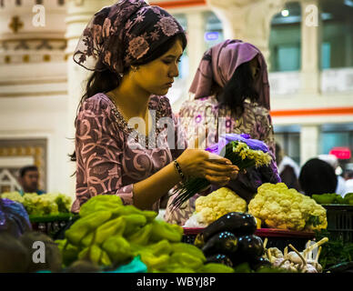 Belle femme de marché à Douchanbé, capitale du Tadjikistan Banque D'Images