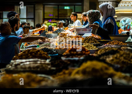 À l'intérieur de la salle principale du marché de Douchanbe, capitale du Tadjikistan Banque D'Images