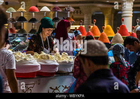 À l'intérieur de la salle principale du marché de Douchanbe, capitale du Tadjikistan Banque D'Images