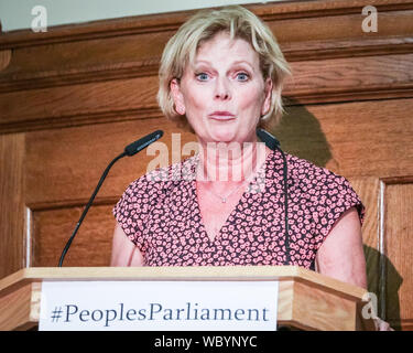 Londres, Royaume-Uni. Août 27, 2019. Anna Soubry parle. Les députés de tous les partis et les chefs des partis d'opposition se réunissent à l'emplacement exceptionnel et historique de Church House à Londres pour signer leur 'Church House', avec l'intention d'arrêter le Parlement d'être arrêté par le gouvernement. Participants : Lib Dem chef Jo Swinson, du travail des membres du cabinet fantôme John McDonnell et Sir Kier Starmer, le Parti Vert, Caroline Lucas, SNP's Ian Blackford et beaucoup d'autres. Jusqu'à autour de 160 parlementaires ont signé la déclaration en total. Credit : Imageplotter/Alamy Live News Banque D'Images