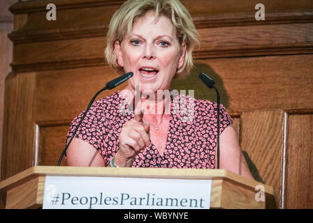 Londres, Royaume-Uni. Août 27, 2019. Anna Soubry parle. Les députés de tous les partis et les chefs des partis d'opposition se réunissent à l'emplacement exceptionnel et historique de Church House à Londres pour signer leur 'Church House', avec l'intention d'arrêter le Parlement d'être arrêté par le gouvernement. Participants : Lib Dem chef Jo Swinson, du travail des membres du cabinet fantôme John McDonnell et Sir Kier Starmer, le Parti Vert, Caroline Lucas, SNP's Ian Blackford et beaucoup d'autres. Jusqu'à autour de 160 parlementaires ont signé la déclaration en total. Credit : Imageplotter/Alamy Live News Banque D'Images