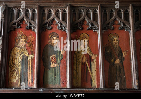 Église médiévale peintures sur un jubé. UK L-R d'un archevêque, un saint peut-être moins le St James ou St Simon, St Philip avec de grandes croix, St Thomas avec charpentiers square. Worcestershire Strensham Église de St Jean le Baptiste. HOMER SYKES Banque D'Images