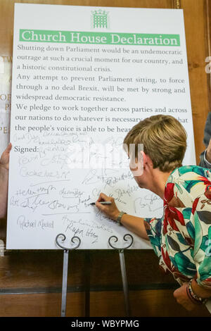 Londres, Royaume-Uni. Août 27, 2019. Hannah Bardell, MP, SNP signe la déclaration. Les députés de tous les partis et les chefs des partis d'opposition se réunissent à l'emplacement exceptionnel et historique de Church House à Londres pour signer leur 'Church House', avec l'intention d'arrêter le Parlement d'être arrêté par le gouvernement. Jusqu'à autour de 160 parlementaires ont signé la déclaration en total. Credit : Imageplotter/Alamy Live News Banque D'Images