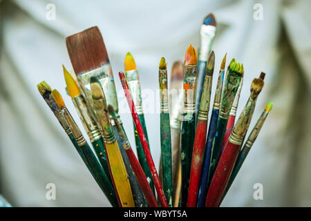 Style du peintre différentes brosses pour peinture à l'huile et acrylique multicolor close-up Banque D'Images