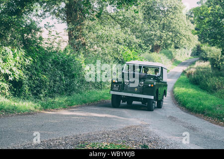 1966 Land Rover Series IIA d'aller dans un salon de voitures dans la campagne de l'Oxfordshire. Broughton, Banbury, en Angleterre. Vintage filtre appliqué Banque D'Images