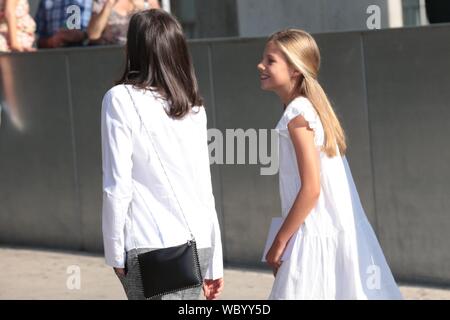 Madrid, Espagne. Août 27, 2019. Madrid Espagne ; 08/27/2019.- VI Felipe et Letizia d'Espagne rois accompagnés de leurs filles Princesse Leonor et l'Infante Sofia arrivent à l'hôpital pour visiter le Roi Juan Carlos I, qui se remet d'une opération à coeur ouvert. Dpa : Crédit photo alliance/Alamy Live News Banque D'Images