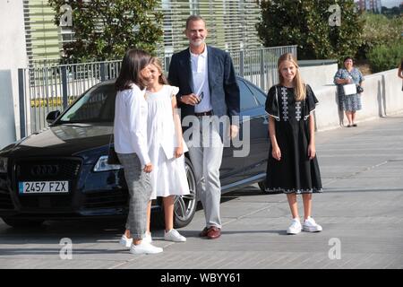 Madrid, Espagne. Août 27, 2019. Madrid Espagne ; 08/27/2019.- VI Felipe et Letizia d'Espagne rois accompagnés de leurs filles Princesse Leonor et l'Infante Sofia arrivent à l'hôpital pour visiter le Roi Juan Carlos I, qui se remet d'une opération à coeur ouvert. Dpa : Crédit photo alliance/Alamy Live News Banque D'Images