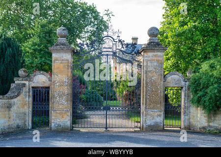 Overbury court portes de fer et manoir dans le village d'Overbury, Cotswolds, Worcestershire, Angleterre Banque D'Images