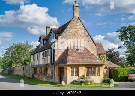 Maison à demi-bois dans le village d'Overbury, Cotswolds, Worcestershire, Angleterre Banque D'Images